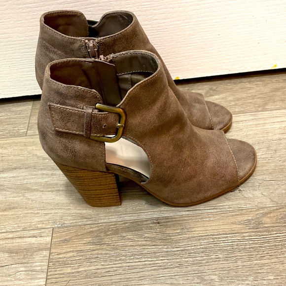 Women’s Fergalicious By Fergie Size 7.5 Heels - Like New - Picture 2 of 3